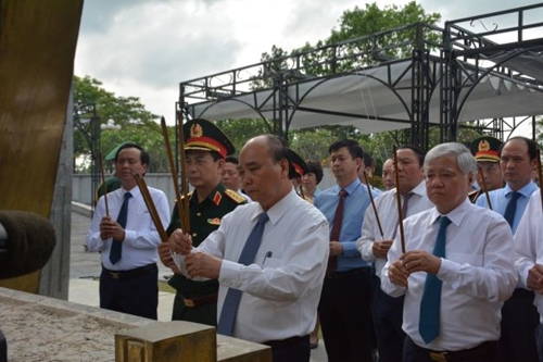 Chủ tịch nước Nguyễn Xuân Phúc dâng hương tưởng nhớ anh hùng liệt sĩ tại Quảng Trị